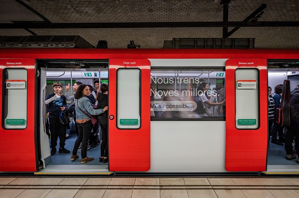 Barcelona metro train with the doors open.