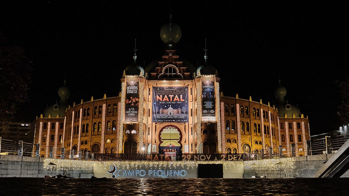 large convention center with signs for Mercado Natal.