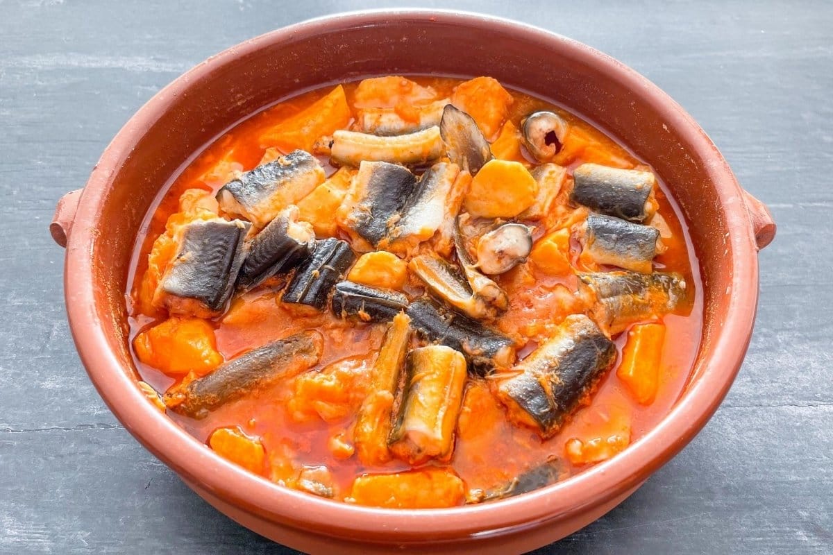 clay dish of eel stew.